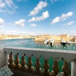 2br In With Pretty Harbour Views *