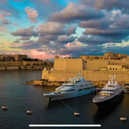 Stunning With Gorgeous Harbour Views Apartment *