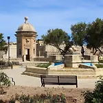 2br In With Pretty Harbour Views سنجليا