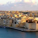 2br In With Pretty Harbour Views شقة