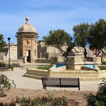 2br In With Pretty Harbour Views Senglea