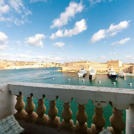 2br In With Pretty Harbour Views *